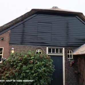 Donker lakwerk klassiek huis uit 1600
