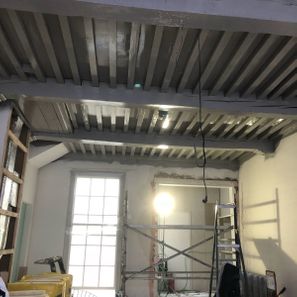 Schilderen van balken plafond in de maak